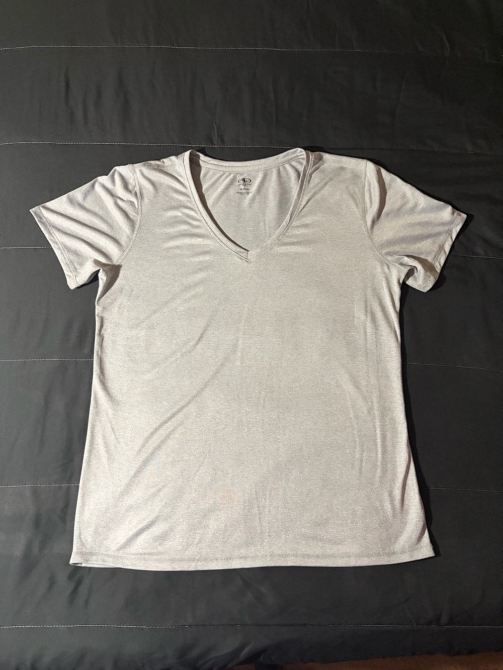Athletic Works Size Medium
Women’s Light Gray V-Neck Women’s Shirt